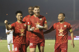 Bình Dương thua ngược Hà Tĩnh, tiếp tục sa sút ở V-League