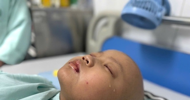 Bố nghèo 'cắm' nhà để chữa bệnh ung thư máu cho con trai, gánh nợ cả tỷ đồng