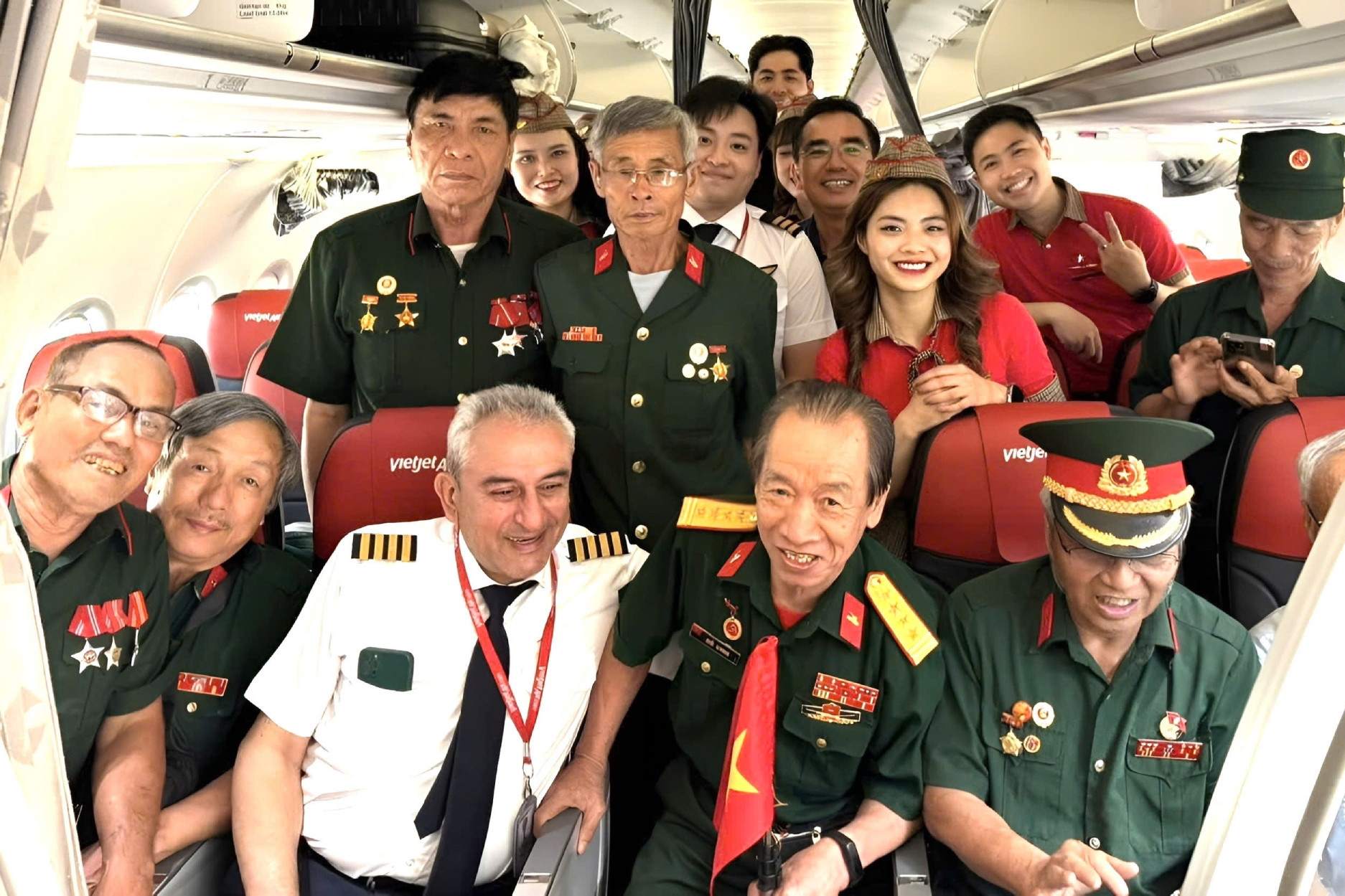 Chuyến bay Vietjet chào đón những người viết nên lịch sử
