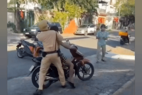 Clip cảnh sát khống chế người “múa dao” chạy xe trên đường