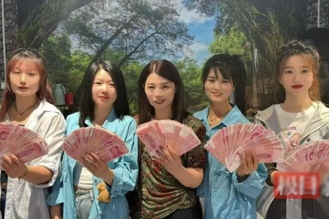Đầu tư vàng lãi lớn, ông chủ chia thưởng hàng chục tỷ đồng cho nhân viên