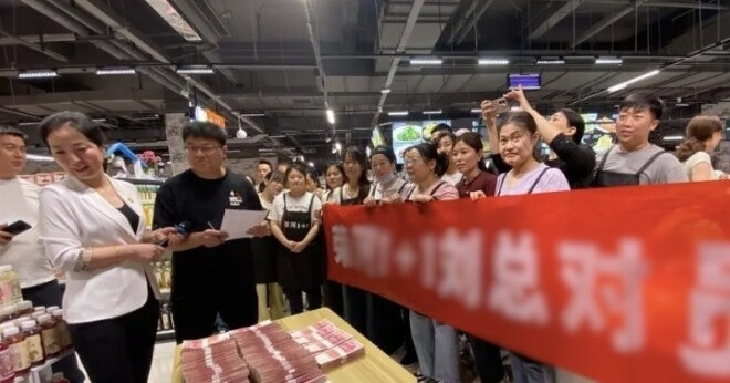 Đầu tư vàng lãi lớn, ông chủ chia thưởng hàng chục tỷ đồng cho nhân viên