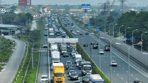 Kết thúc nghỉ lễ sớm, người dân ùn ùn trở về Hà Nội để tránh tắc đường