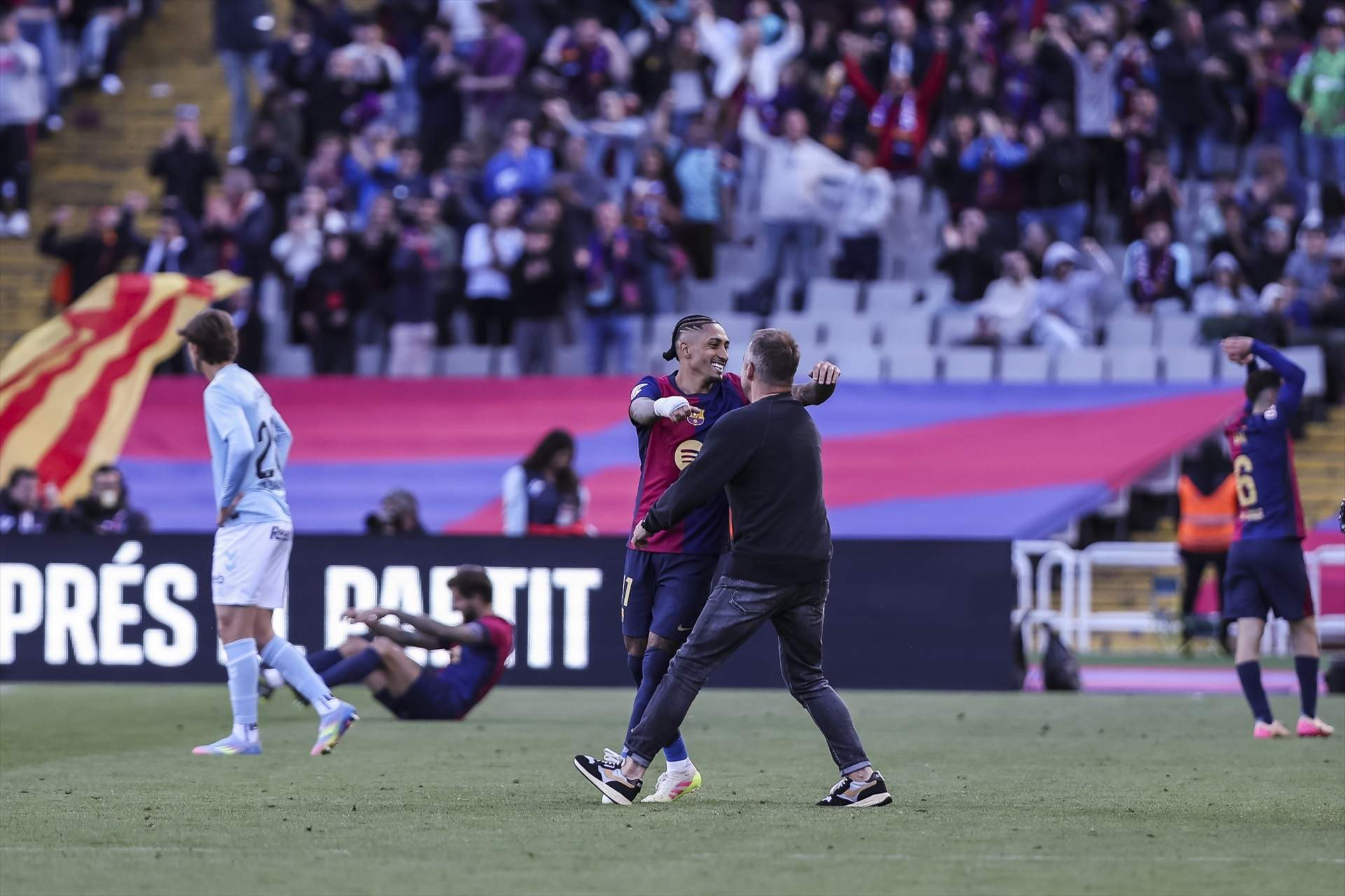 Europa Press. Raphinha Hansi Flick.jpeg