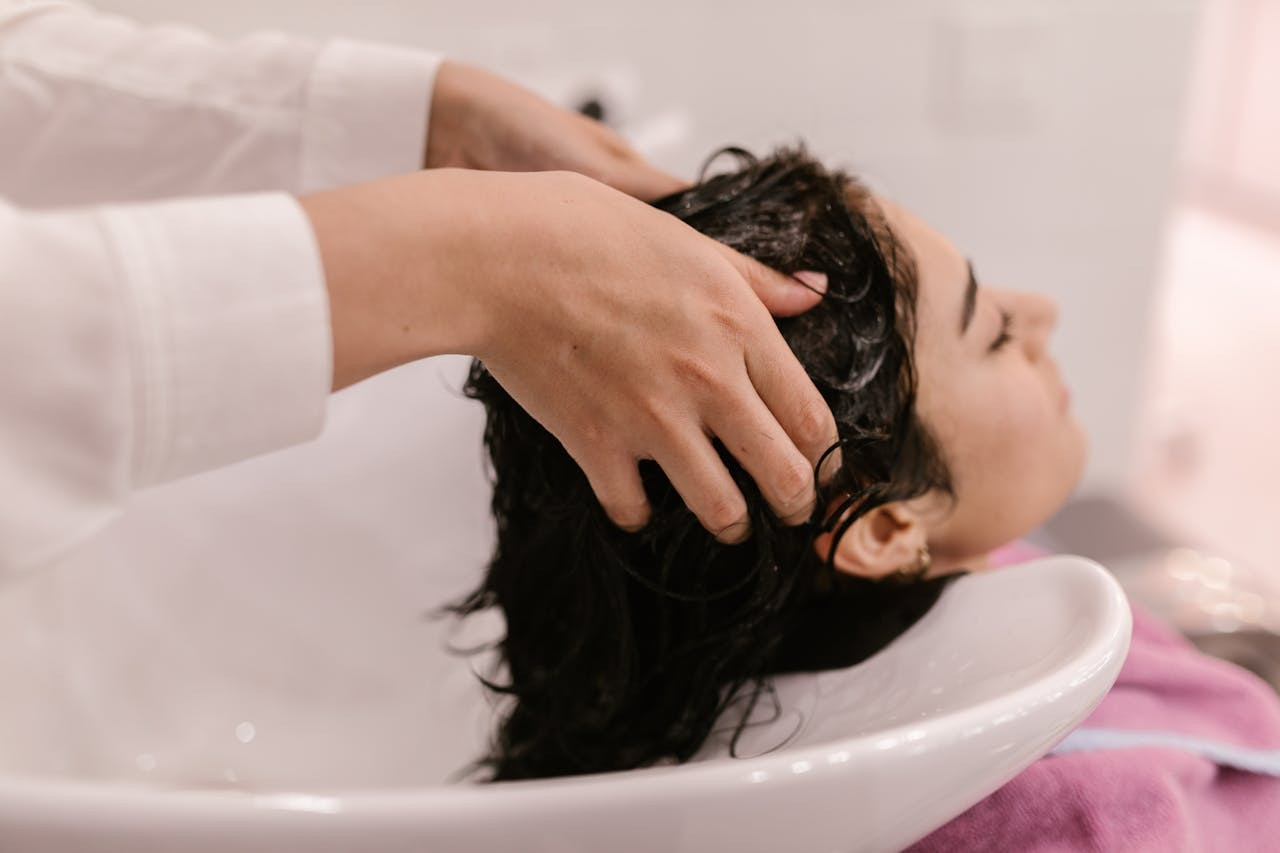 Gội đầu khuya, cô gái hoảng loạn nhìn miệng và mắt bị kéo lệch vào buổi sáng