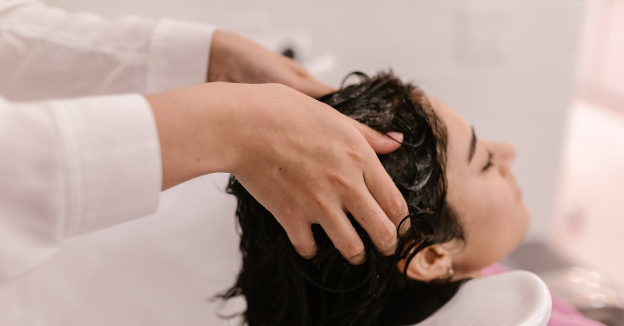 Gội đầu khuya, cô gái hoảng loạn nhìn miệng và mắt bị kéo lệch vào buổi sáng