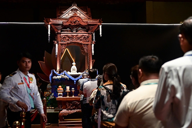 Hàng nghìn người dân đợi từ khuya để chiêm bái xá lợi Phật