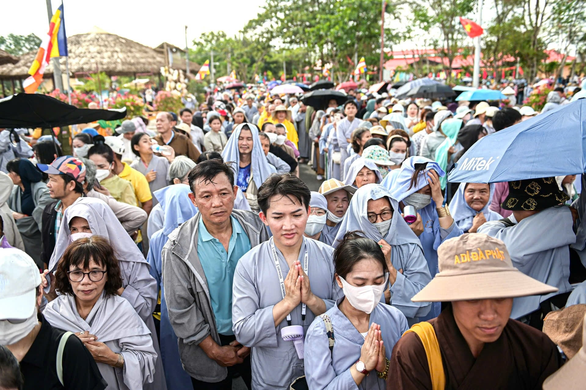 Hàng vạn người xếp hàng 3km giữa trưa nắng chờ chiêm bái xá lợi Phật trong 1 phút