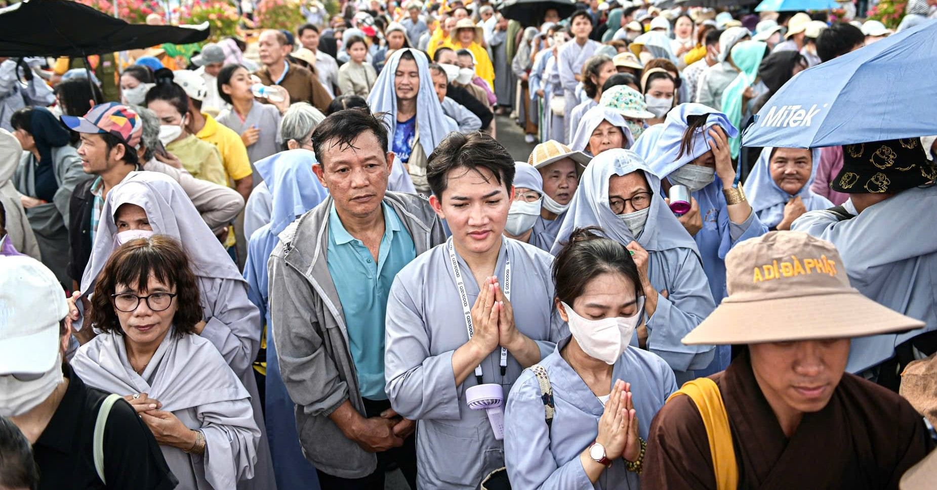 Hàng vạn người xếp hàng 3km giữa trưa nắng chờ chiêm bái xá lợi Phật trong 1 phút