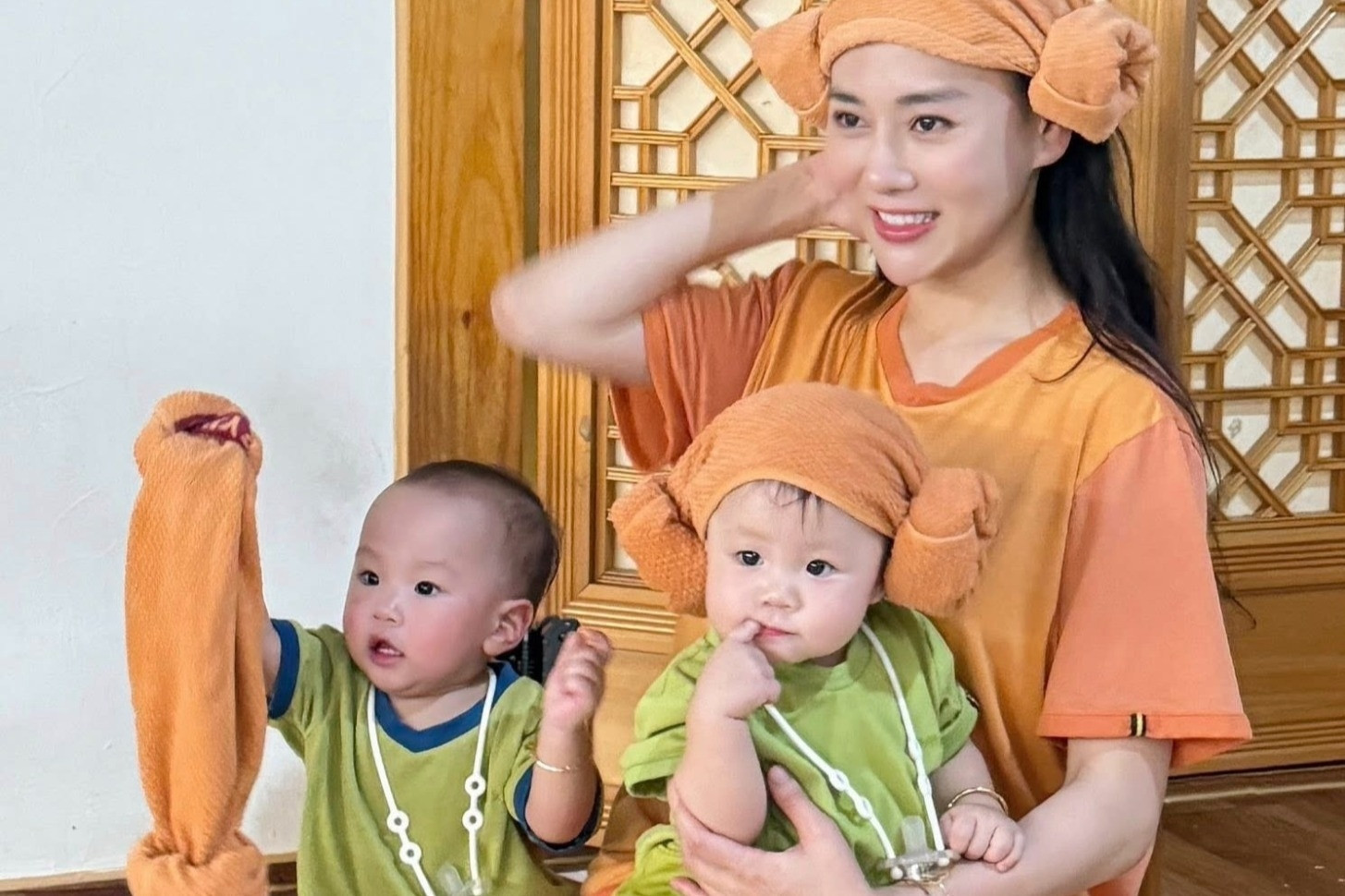 Hòa Minzy xinh đẹp với trang phục dân tộc, Phương Oanh đi xông hơi cùng 2 con