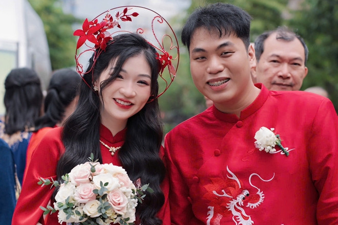 Mở video đặc biệt giữa đám cưới, chú rể Bình Định khiến cô dâu nghẹn ngào