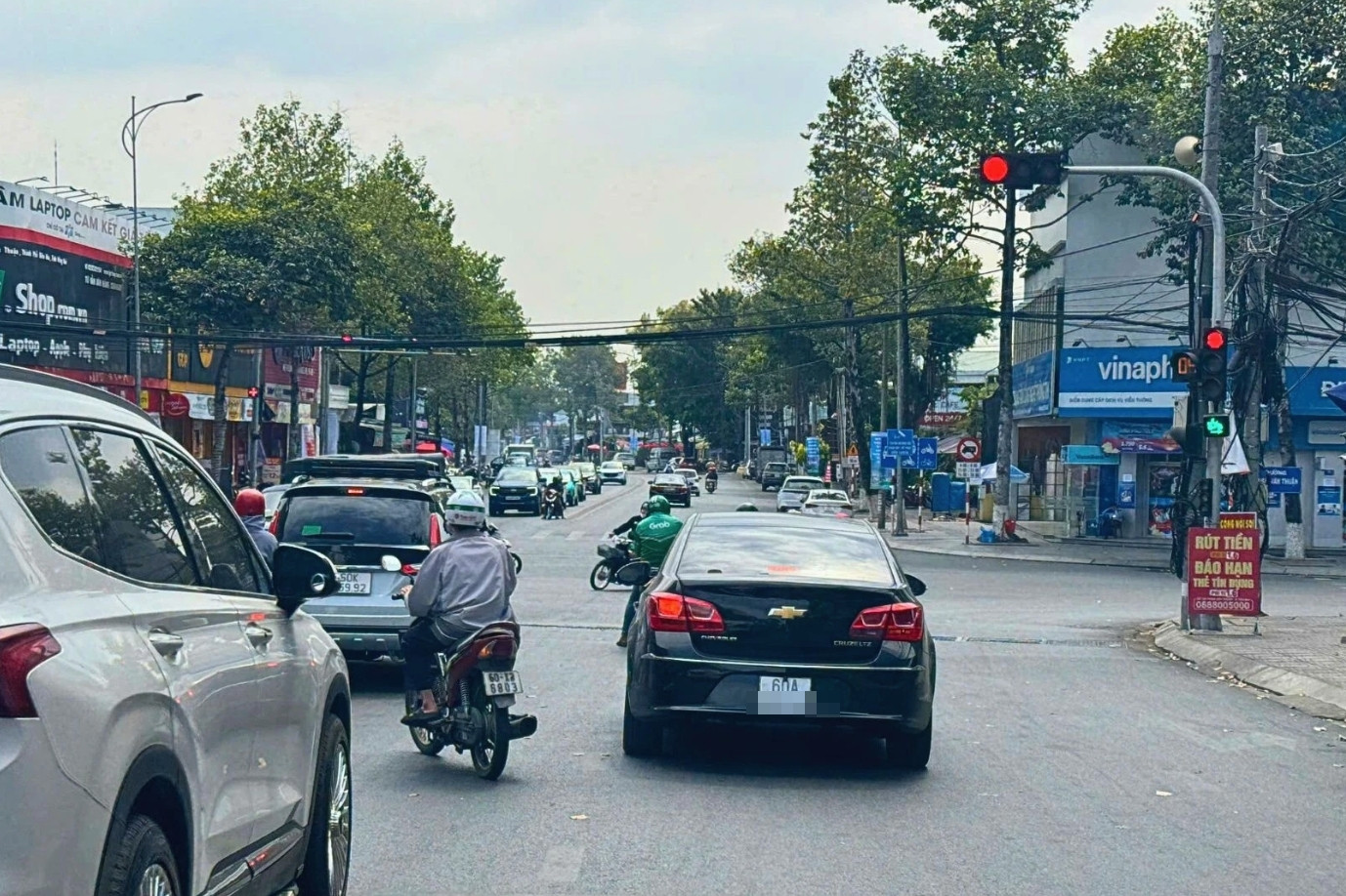 Năm 2025, ô tô vượt đèn đỏ bị phạt bao nhiêu tiền?