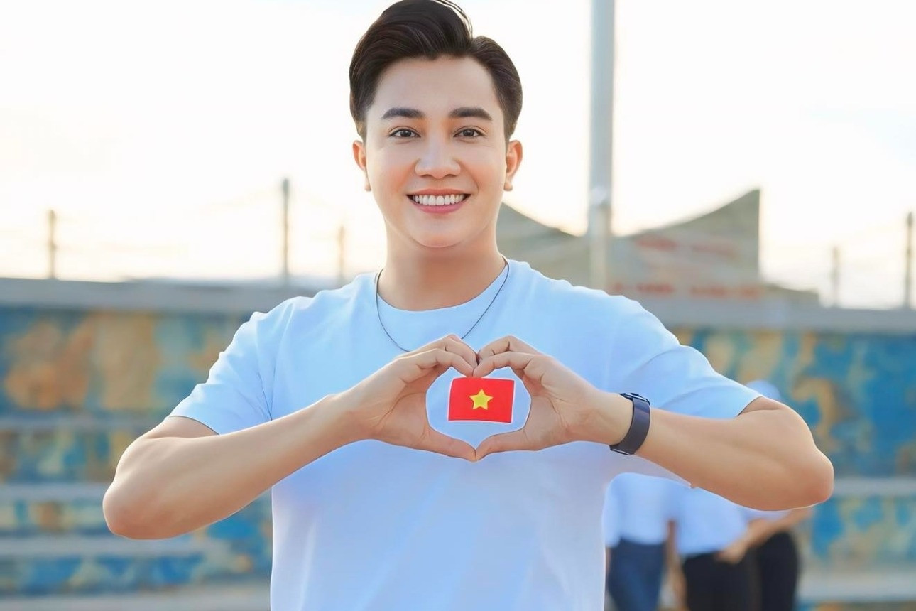 Nam diễn viên điển trai cao 1,8m thành MC đắt show dịp 30/4 là ai?