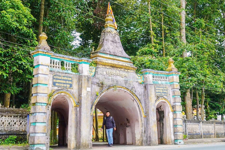 Ngôi chùa Khmer có cổng độc đáo nhất miền Tây và nghề tạo ra 'báu vật'
