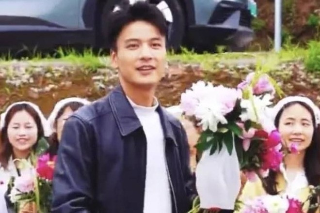 Phó chủ tịch xã giúp bà con bán hết 5.000 mẫu hoa nhờ... đẹp trai