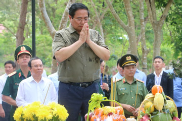 Thủ tướng Phạm Minh Chính viếng Nghĩa trang Hàng Dương, thăm cựu tù Côn Đảo