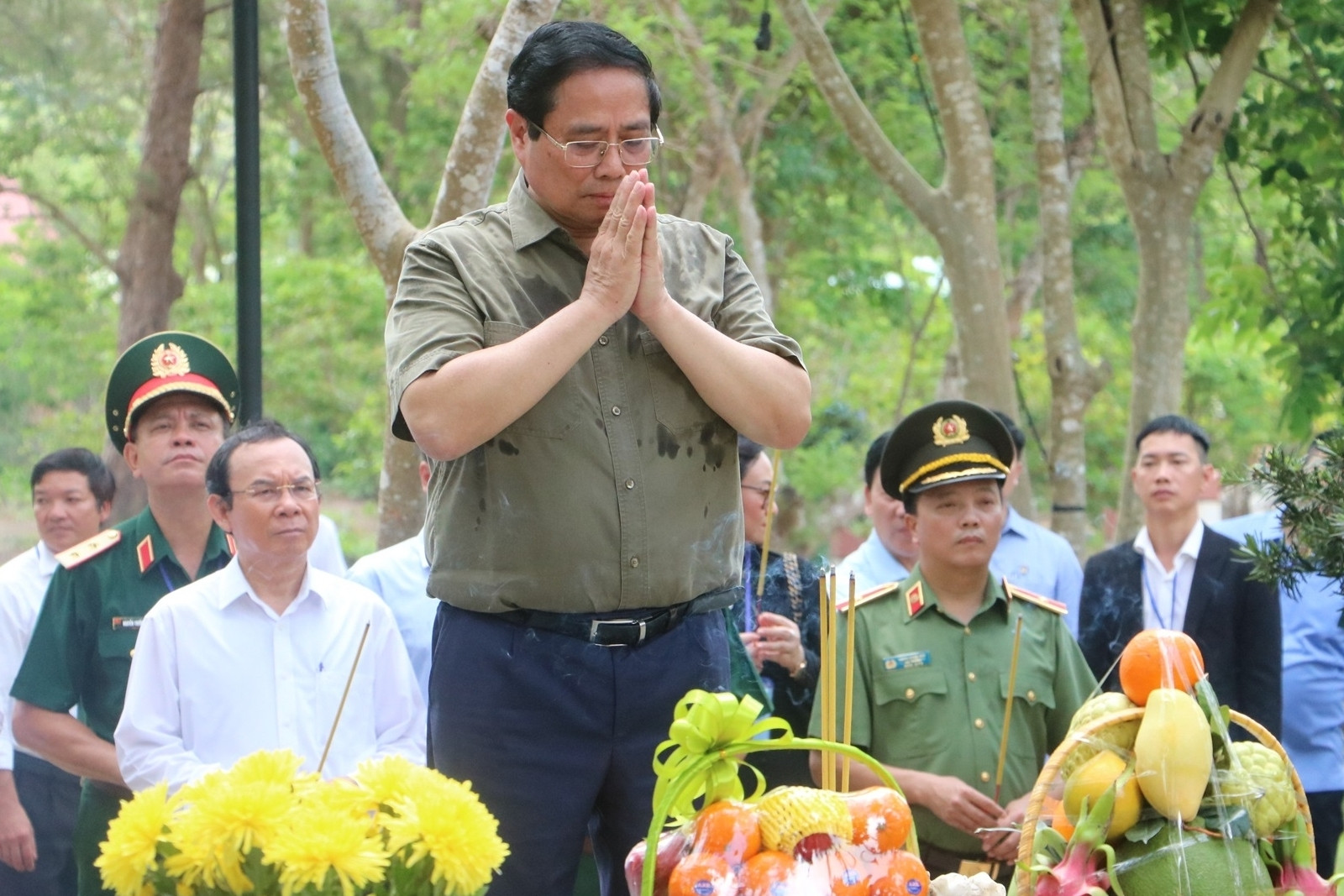 Thủ tướng Phạm Minh Chính viếng Nghĩa trang Hàng Dương, thăm cựu tù Côn Đảo