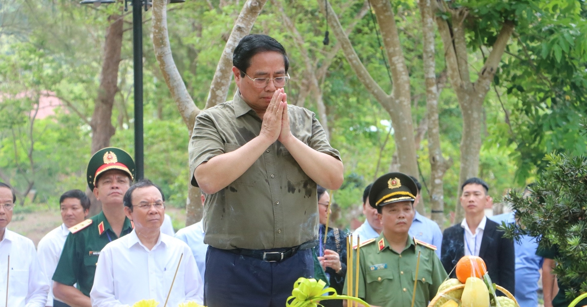 Thủ tướng Phạm Minh Chính viếng Nghĩa trang Hàng Dương, thăm cựu tù Côn Đảo