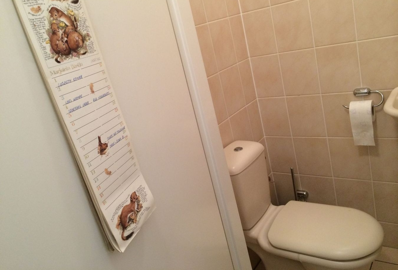 Vì sao người dân quốc gia này thường treo lịch trong phòng vệ sinh?