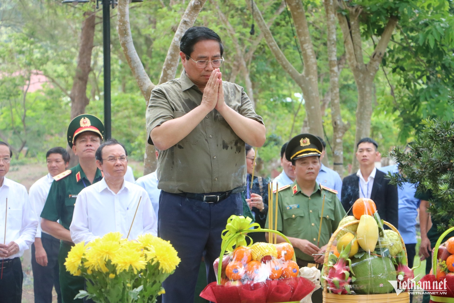 W-Thủ tướng Phạm Minh Chính viếng Nghĩa trang Hàng Dương, Côn Đảo 2.JPG.jpg