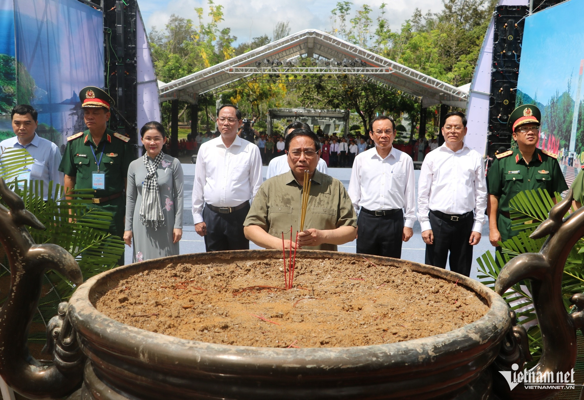 W-Thủ tướng Phạm Minh Chính viếng Nghĩa trang Hàng Dương, Côn Đảo.jpg