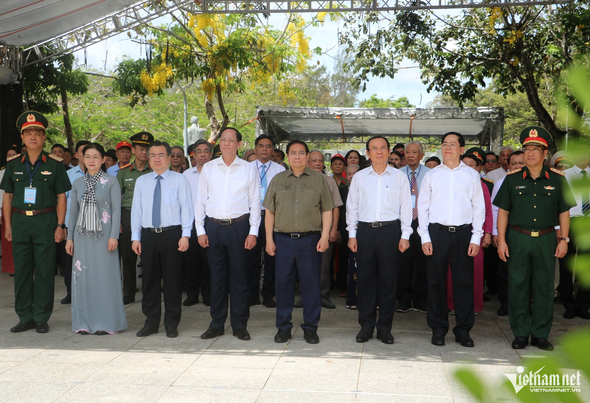 W-Thủ tướng Phạm Minh Chính viếng Nghĩa trang Hàng Dương, Côn Đảo..JPG.jpg