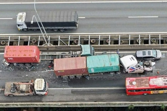 4 xe tông liên hoàn trên cao tốc, hàng nghìn xe 'chôn chân' hơn 3 giờ