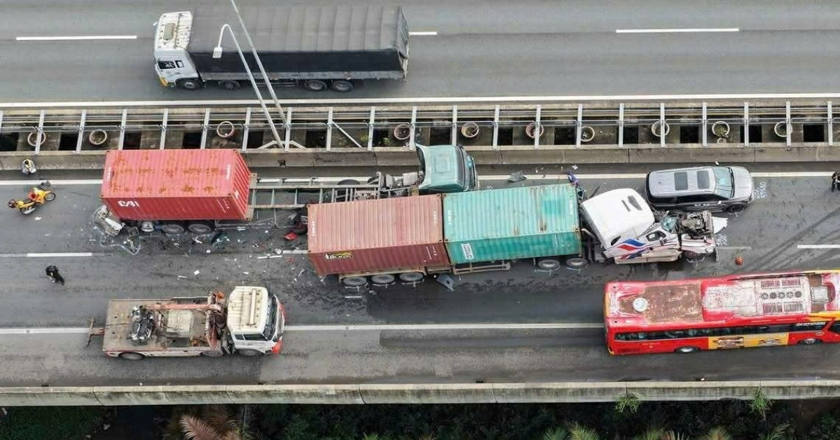 4 xe tông liên hoàn trên cao tốc, hàng nghìn xe 'chôn chân' hơn 3 giờ