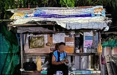 Cãi nhau với con trai, cụ ông U80 ra đường dựng lều sống tạm bợ