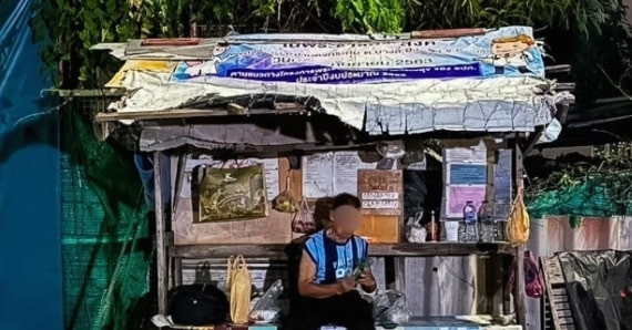 Cãi nhau với con trai, cụ ông U80 ra đường dựng lều sống tạm bợ