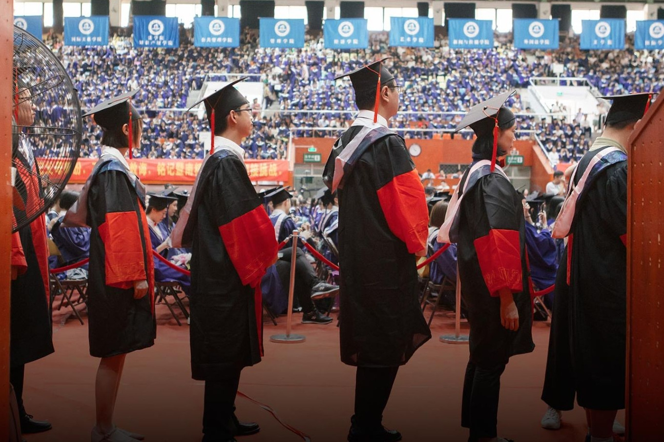 Đại học danh tiếng gây tranh cãi khi tuyển quản lý căng tin phải có bằng tiến sĩ