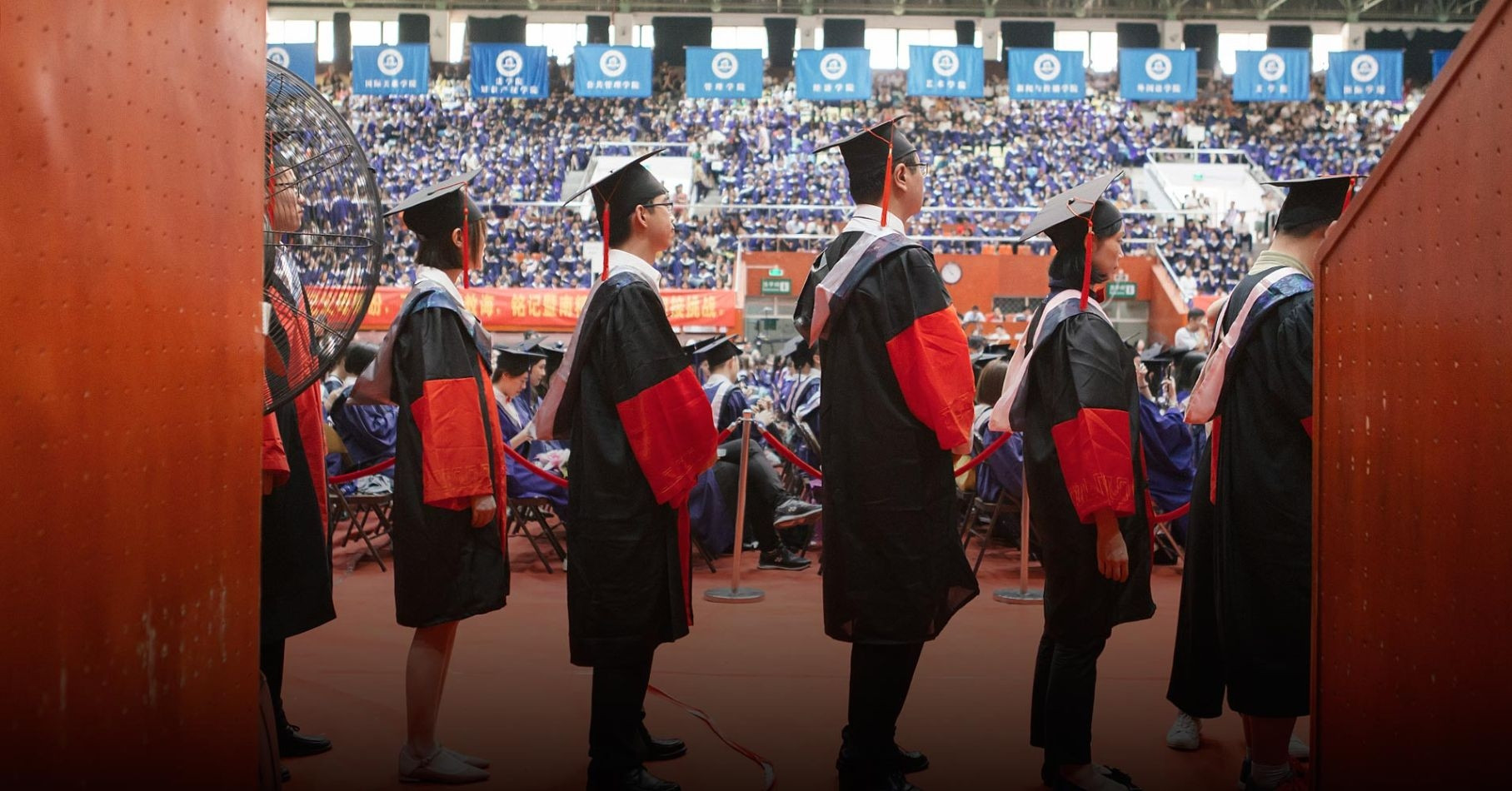 Đại học danh tiếng gây tranh cãi khi tuyển quản lý căng tin phải có bằng tiến sĩ
