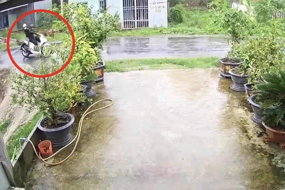 Đi xe máy va trúng dây điện đứt, 2 nam thanh niên tử vong