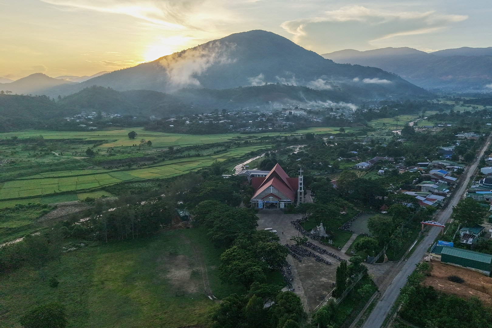 Giáo dân ‘gùi đá’ dựng nhà thờ giữa đại ngàn Tây Nguyên