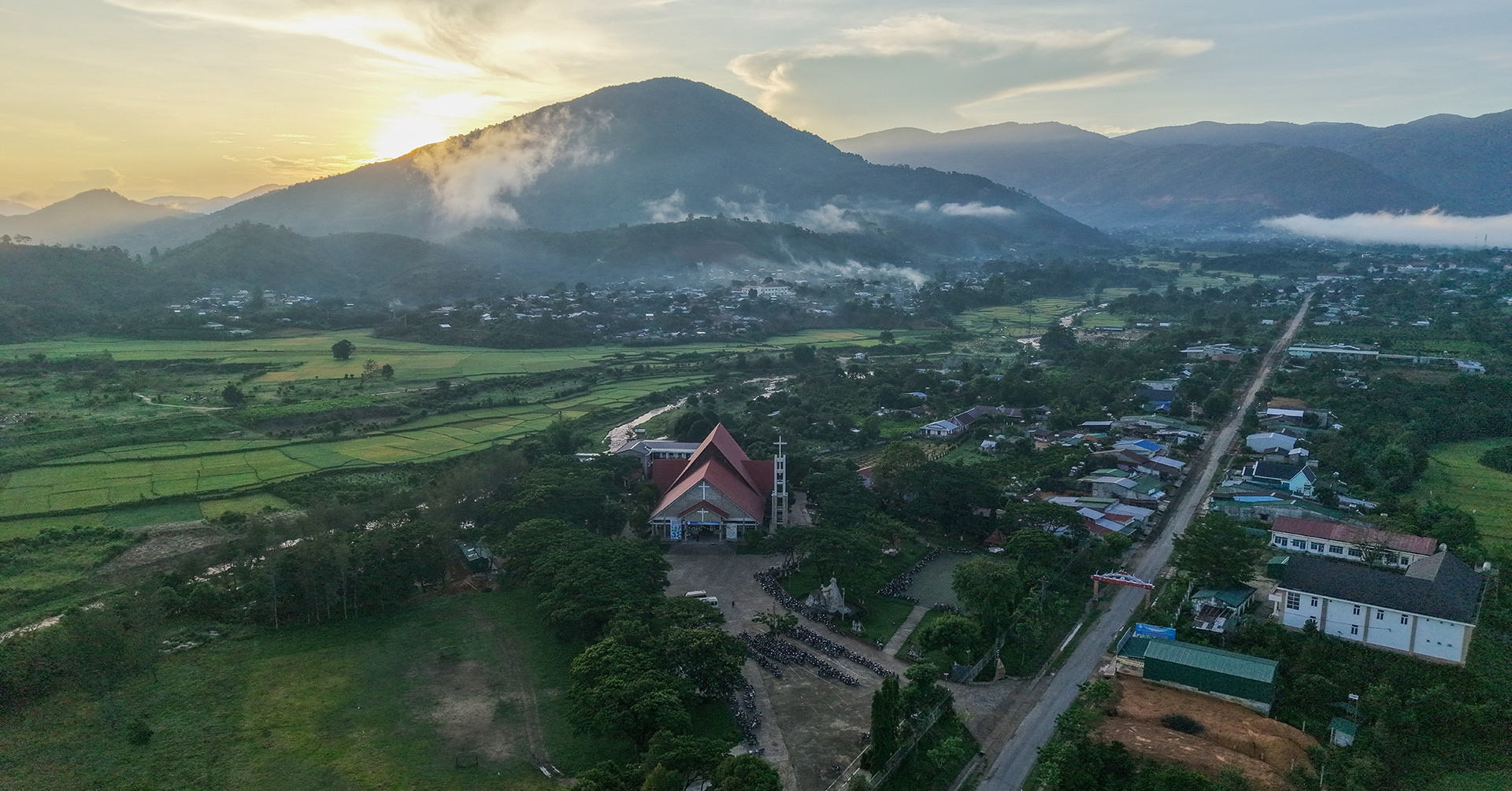 Giáo dân ‘gùi đá’ dựng nhà thờ giữa đại ngàn Tây Nguyên