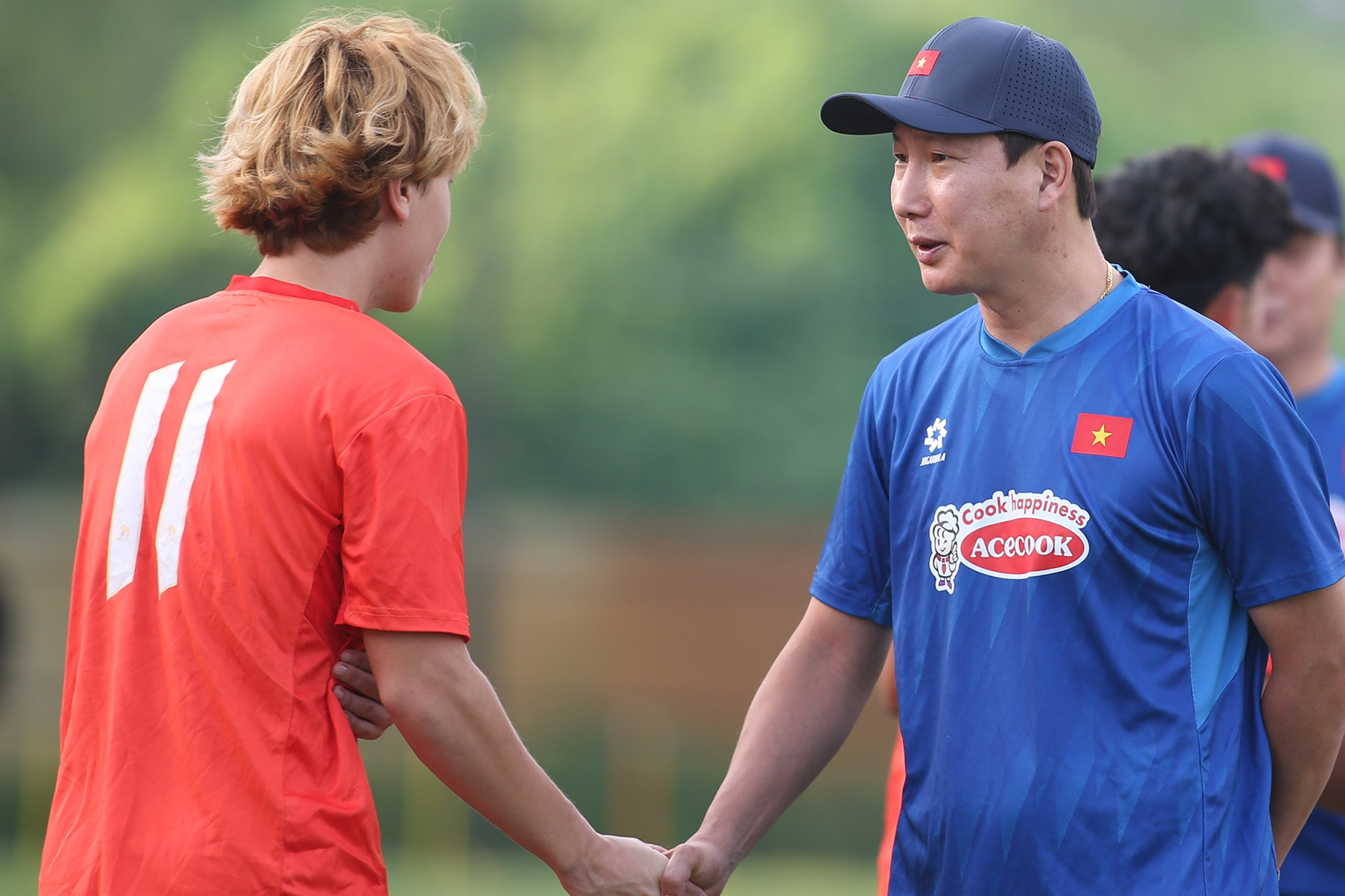 HLV Kim Sang Sik quan tâm cầu thủ Việt kiều ở U22 Việt Nam