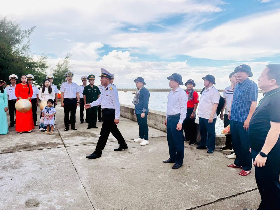 Hoi NB tham dao Truong Sa.jpg