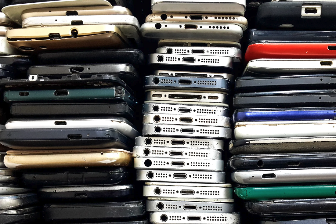 Mark Zuckerberg, Elon Musk đều tin vào ‘ngày tàn của smartphone’, còn Tim Cook?
