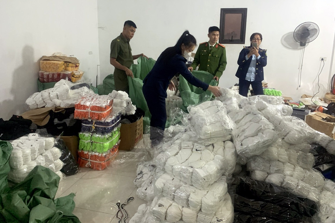 Mua máy dệt Trung Quốc, làm giả hàng trăm nghìn đôi tất hàng hiệu