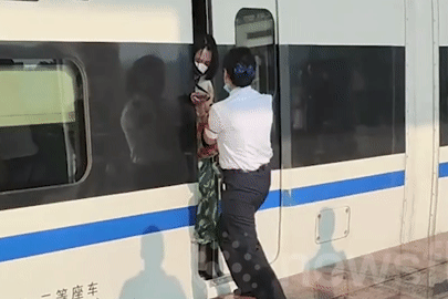 Nữ hành khách mắc kẹt giữa cánh cửa khi cố nhảy xuống tàu cao tốc