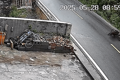 Ô tô bất ngờ bị hất văng xuống vực bởi tảng đá lớn lăn xuống từ núi cao
