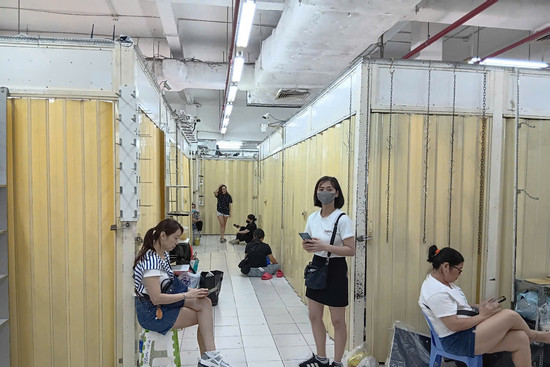 Sau khi bị kiểm tra, tiểu thương tại trung tâm mua sắm Saigon Square có động thái lạ