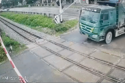 Tài xế xe ben cố tình vượt đường sắt, đâm hỏng gác chắn khi tàu đang đến