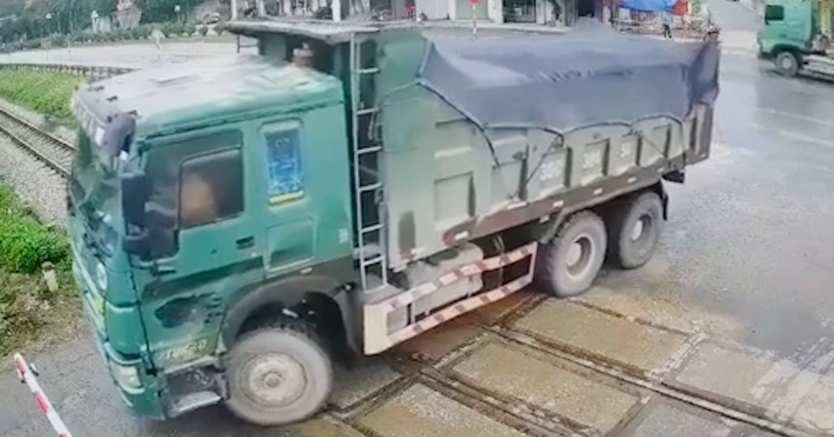 Tài xế xe ben cố tình vượt đường sắt, đâm hỏng gác chắn khi tàu đang đến
