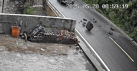 Tảng đá lớn rơi xuống đường hất văng ô tô xuống vách núi