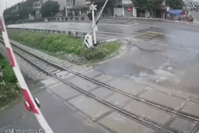 Thót tim cảnh xe tải tông gãy gác chắn, vượt qua đường sắt khi tàu hỏa lao tới