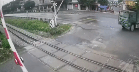 Thót tim cảnh xe tải tông gãy gác chắn, vượt qua đường sắt khi tàu hỏa lao tới