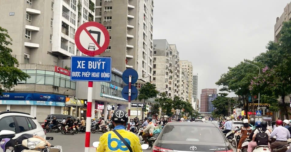 Tranh cãi vị trí có biển cấm ô tô rẽ trái có được quay đầu xe không?