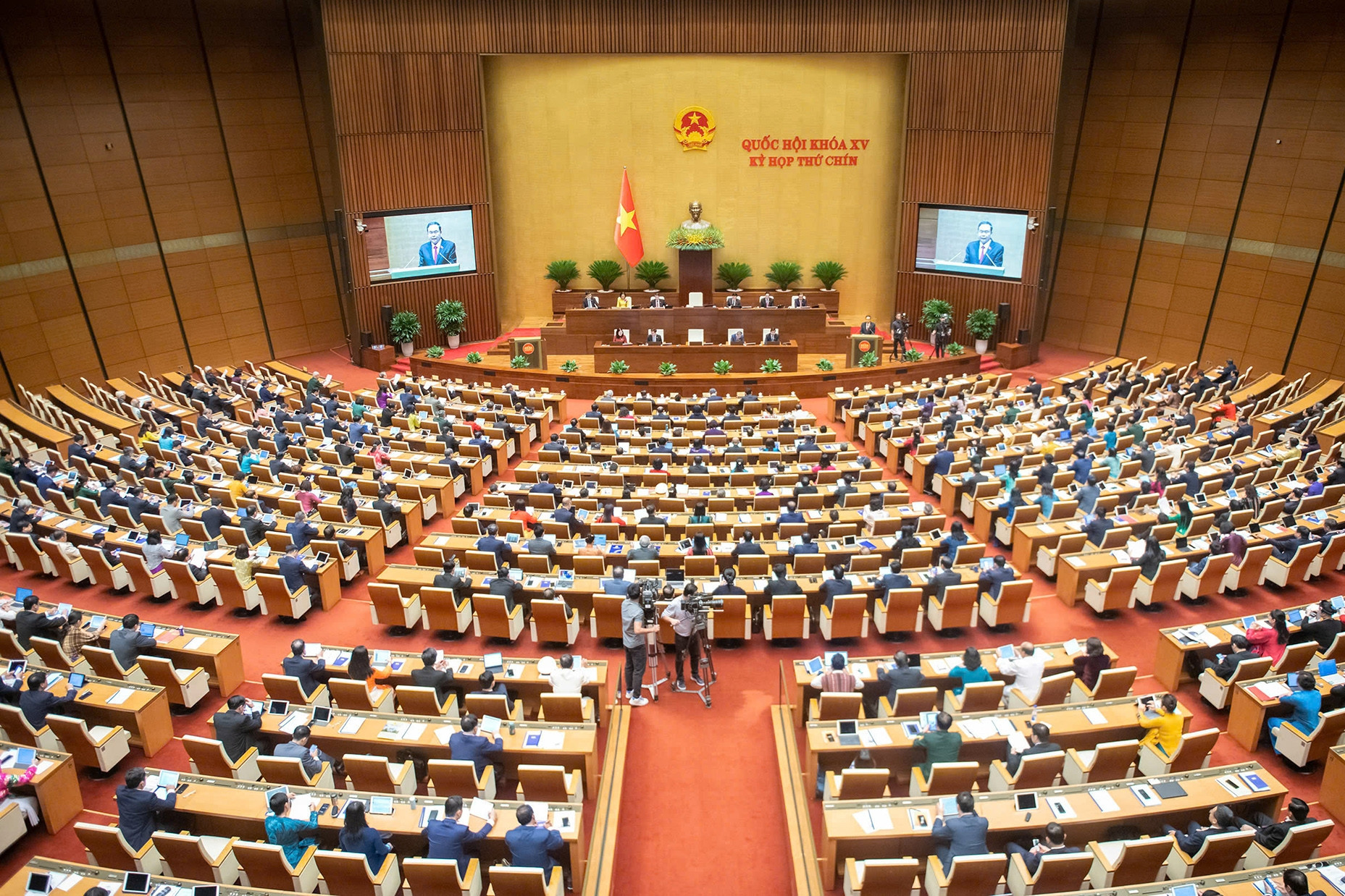 Đề xuất cấm đại biểu Quốc hội mặc trang phục gắn logo doanh nghiệp