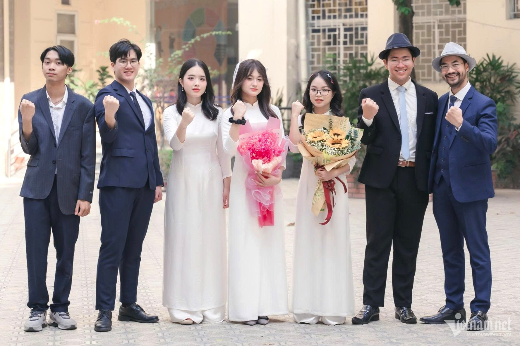 W-lớp 12 chuyên Sư phạm 2.jpg